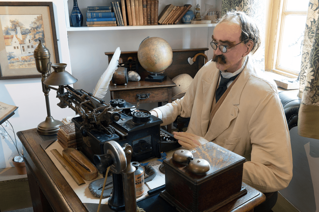 Rudyard Kipling en su escritorio