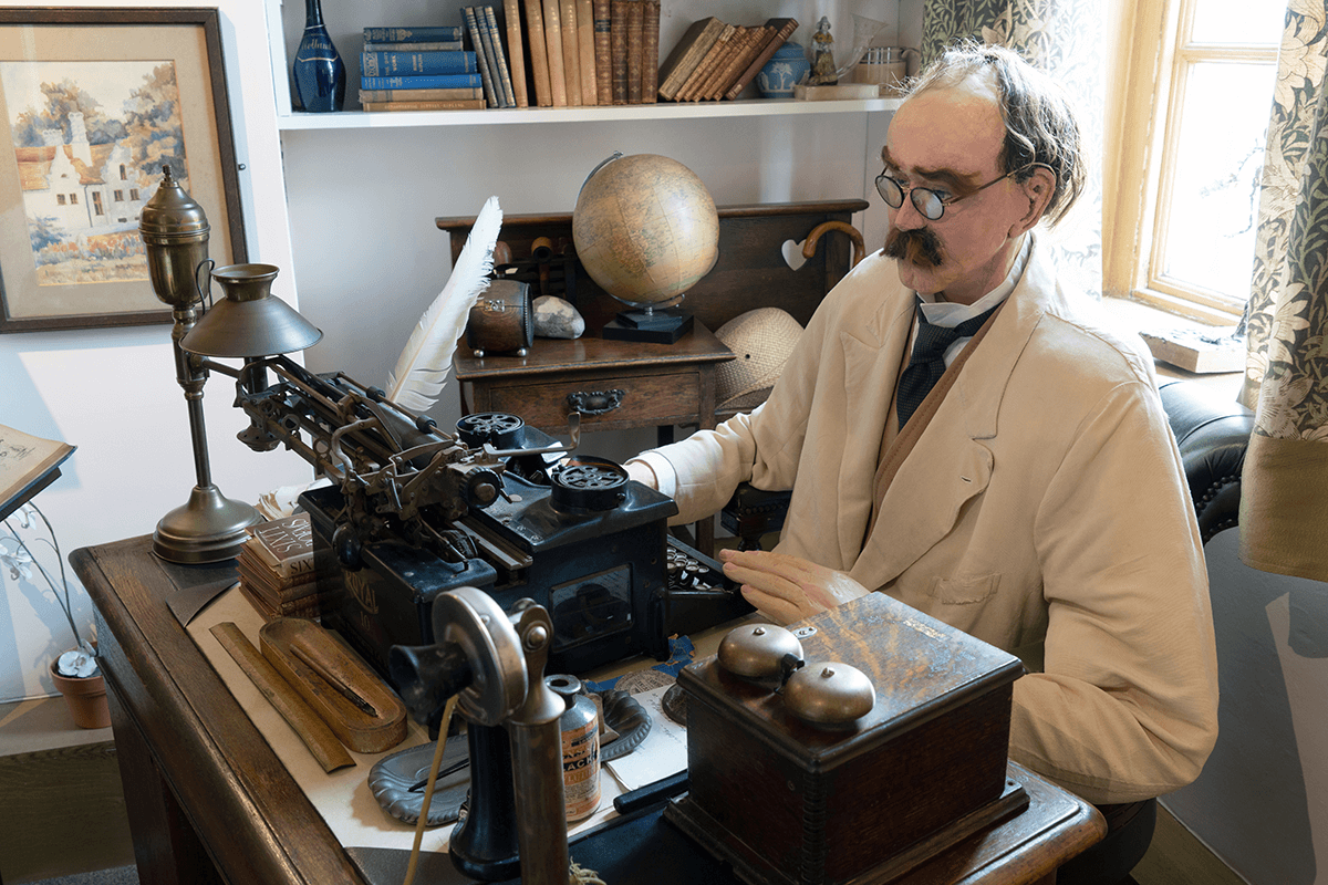 Rudyard Kipling en su escritorio